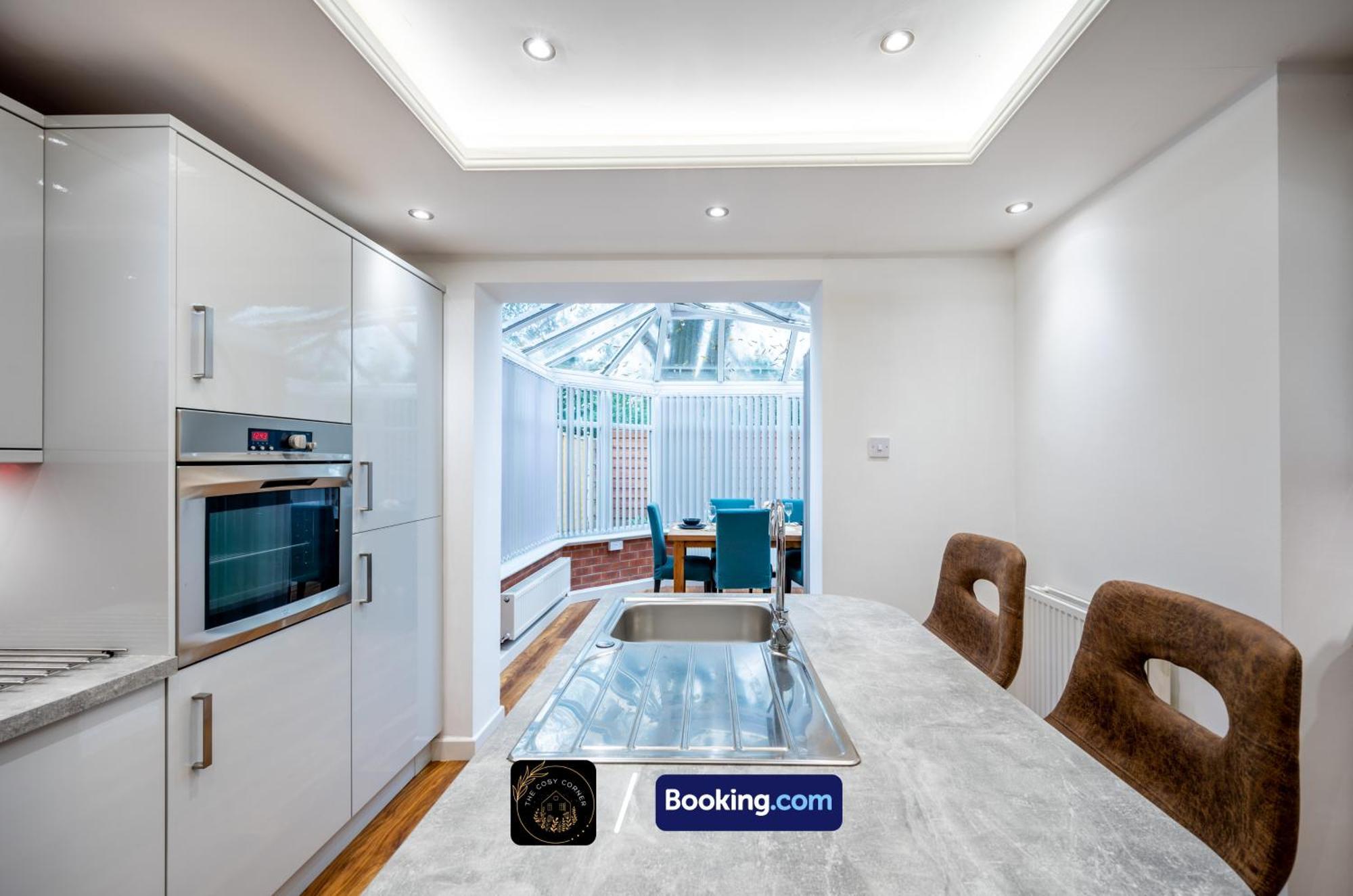 Cosy 3-Bed House, Garden & Free Parking In Stretford Apartment Manchester Ngoại thất bức ảnh